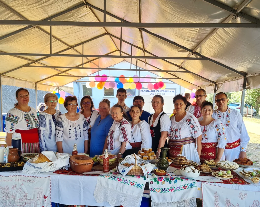 Voluntare în bucătărie - grup local